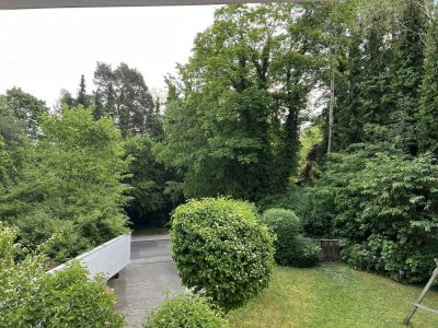 Pullach / Großhesselohe - helle, große Wohnung auf parkähnlichem Grundstück