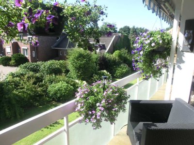 Helle 2-Zimmer Wohnung mit Loggia im 1. OG im Villenviertel