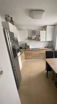 Stilvolle, modernisierte 2-Zimmer-Wohnung mit geh. Innenausstattung mit Balkon und EBK