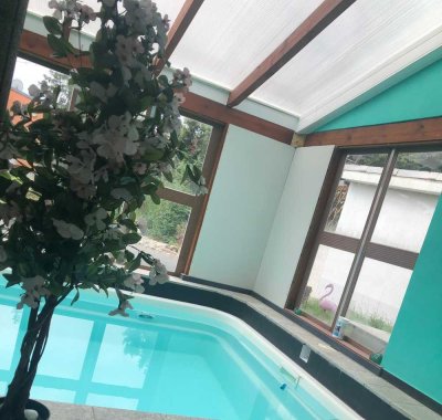 Liebevoll saniertes Einfamilienhaus mit Poolhaus