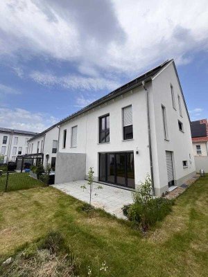 Neuwertige 6-Zi.-DHH mit Einbauküche, PV, Fußbdhzg. in Obertraubling