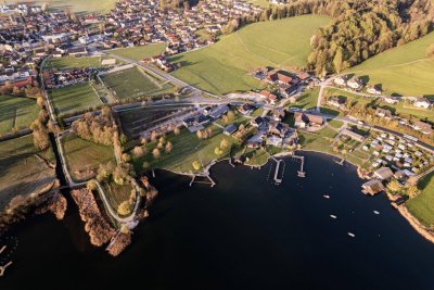 Seedomizil in Bestlage am Obertrumer See: Großzügige Erstbezugs-Terrassenwohnung mit eigenem Badehaus und Steg!