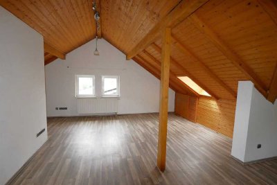Uriges 1-Zimmer-Apartment mit EBK und Carport in Dörfles-Esbach