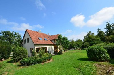 Renovierungsbed. EFH mit ELW in unverbauter Randlage in Burgweinting