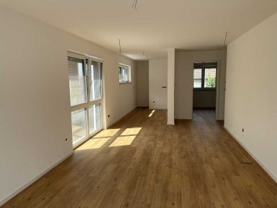 Erstbezug: exklusive und moderne Neubau- 2 ZKB-Wohnung inkl. Balkon, EBK & Aufzug