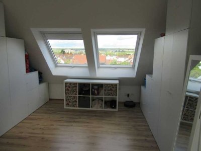 "Moderne Maisonette-Wohnung mit 5 Zimmern, EBK, Balkon und Tiefgaragen-Stellplatz"