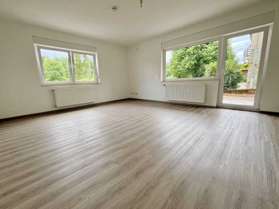 Ebenerdige, teilsanierte 3 ZKB mit 2 Terrassen und Gartenanteil
