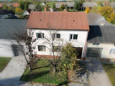 Einfamilienhaus mit großem Grundstück und Nebengebäuden