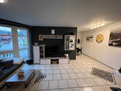 Wunderschöne geräumige 2,5-Zimmer-Wohnung im DG mit Balkon