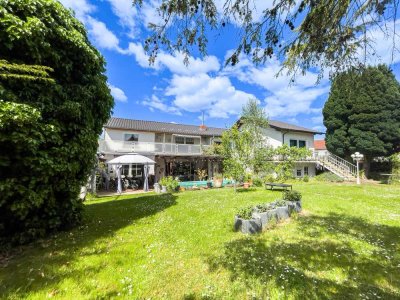 GROßZÜGIGES ZWEIFAMILIENHAUS MIT UNEINSEHBAREM SÜDGARTEN