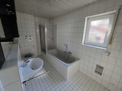 Sehr große 2 Zimmer Erdgeschosswohnung mit Balkon,Keller, Einbauküche, Fußbodenheizung & Stellplatz
