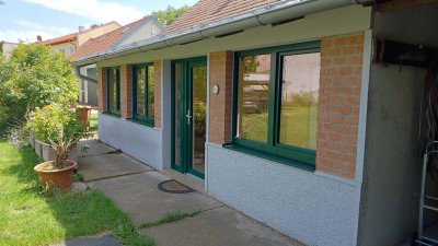 Bauernhaus mit Garten, Pferdestall und Lager