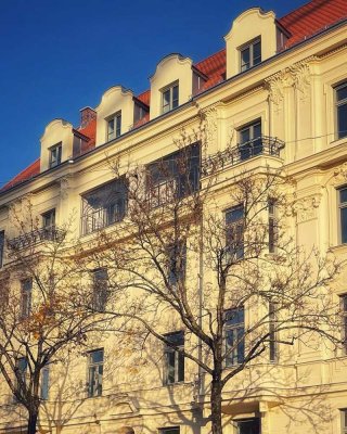 Exklusiv sanierte 3 ZKB ALTBAUWOHNUNG im herrschaftlichen Stadthaus