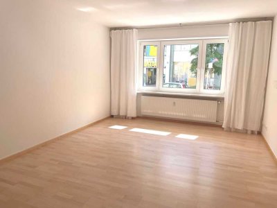 Sonnige 2,5 -Zimmer-Wohnung * zentrale Lage Westend nähe U-Bahn * für WG geeignet *