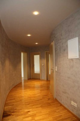 3-Zi-Wohnung mit Parkettboden und Balkon sowie schicker Einbauküche!