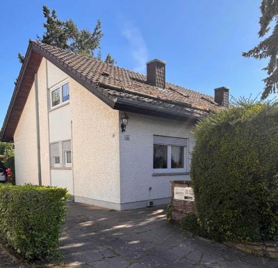 Freistehendes 2-Familienwohnhaus mit 2 Garagenstellplätzen