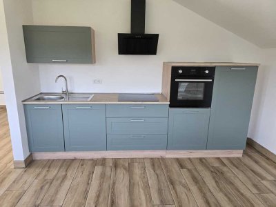 Erstbezug nach Sanierung mit Balkon und Einbauküche: Freundliche 3-Zimmer-Dachgeschosswohnung