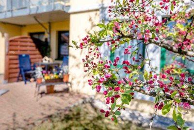 Charmante Ein-Zimmer-DG-Wohnung im "Blauen Engel" mit kleinem Balkon und TG-Stellplatz