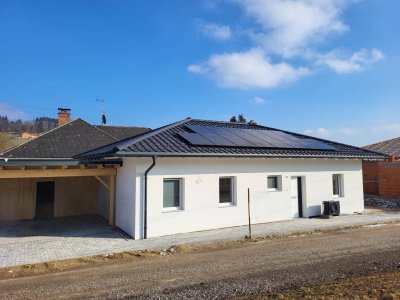RESERVIERT! Schnellbezug! Exklusiver Neubau Bungalow mit XL-Terrasse, Erstbezug, Photovoltaikanlage &amp; Doppelcarport in Ampflwang am Hausruck