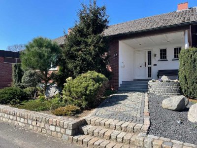 **Freistehendes Einfamilienhaus mit Garage, Büro und zwei großen Hallen.**