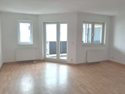 Großzügige 1-Raum-Wohnung mit Balkon, EBK, Fahrstuhl + Stellplatz sucht Sie