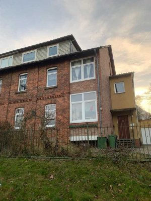 Modernisierte 5,5-Raum-Wohnung mit Terrasse, Garten und Einbauküche in Göttingen