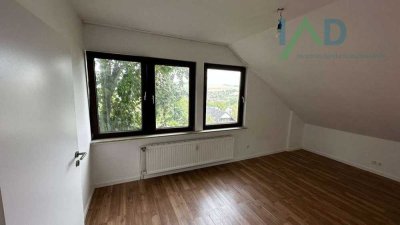 Zwei elegante Einfamilienhäuser auf einem gemeinsamen Grundstück.