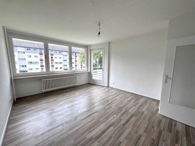 ** sanierte 3 Zimmer Wohnung mit Balkon im 1. OG **