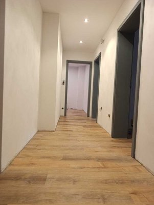 Erstbezug nach Kernsanierung! Helle und schöne Wohnung mit Garten.