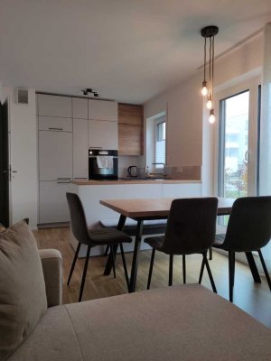 Moderne, barrierefreie 2-Zimmer-Gartenwohnung mit überdachter Terrasse in Neutraubling