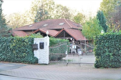 Stilvoller Bungalow mit Charme – Garage, Carport und Pool inklusive