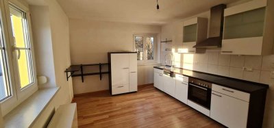 ... chique 2-Zi Whg mit EBK und Balkon in ruhiger Lage nahe Stadtplatz ...