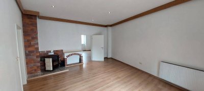 Geräumige 4-Zimmer Altbauwohnung mit Garten und Einbauküche