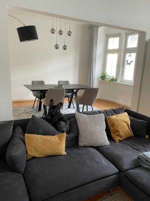 Frisch renovierte, sonnige Altbauwohnung mit drei Zimmern sowie Balkon und Einbauküche