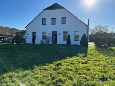 Große Erdgeschoss- Wohnung, eigener Eingang mit großem Garten