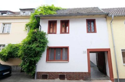 Entwicklungschance in Alfter: Großes Grundstück mit Altbestand und schönem Garten in zentraler Lage