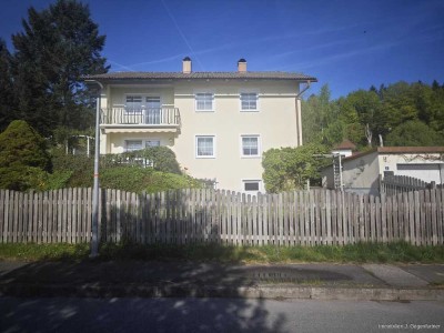 Gepflegtes Zweifamilienhaus in guter Lage in Spiegelau - sofort frei!