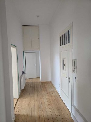 Hannover Oststadt, charmante 2-Zimmer-Altbau Wohnung m. Balkon u. Einbauküche