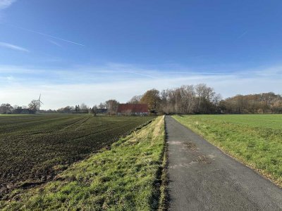 In Alleinlage auf einem 1.401 m² großen Grundstück steht dieses charaktervolle Landhaus...