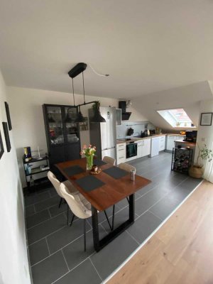 Stilvolle 3-Zimmer-Wohnung mit Balkon, Einbauküche und Garage in ruhiger Lage