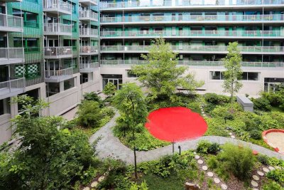 Sichtbeton, Designboden & EBK – Neubauwohnung mit grüner Oase in Bestlage
