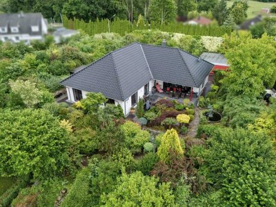 Repräsentativer Bungalow mit exklusiver Ausstattung, großzügigen Räumen und perfektem Gartenambiente