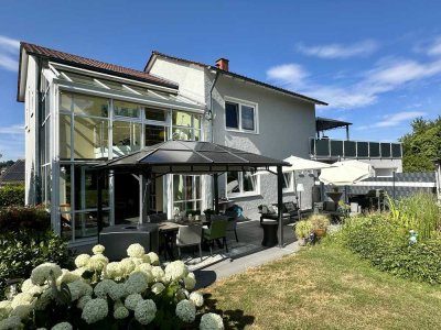 Südweststadt: Großzügiges Einfamilienhaus mit idyllischem Garten, Dachterrasse und Doppelgarage.