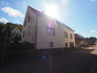 GEMÜTLICHES EINFAMILIENHAUS MIT GARAGE UND GARTEN