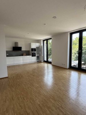 EXKLUSIVE 4-ZIMMERWOHNUNG MIT GROßEM BALKON UND WASSERBLICK DIREKT AN DER LEINE