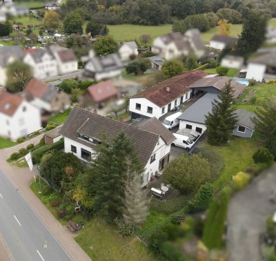 Mehrfamilienhaus mit Büro und Lagergebäuden in zentraler Lage