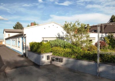 Bungalow + Wohnhaus mit 4 Wohneinheiten und Hallen