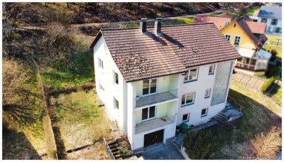 Großzügiges Zweifamilienhaus in Hanglage