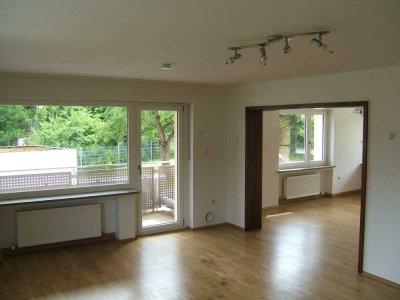 Freundliche und vollst. renovierte 5-Raum-Erdgeschosswohnung mit geh. Innenausstattung und EBK