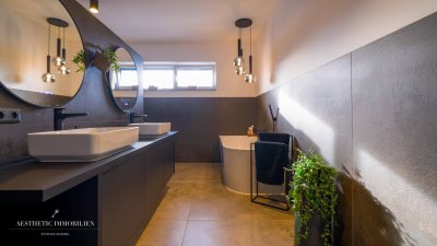 LEOMBACH – 500 m2 Exklusives Haus mit Gewerbehalle - Modernes Wohnen und Arbeiten vereint